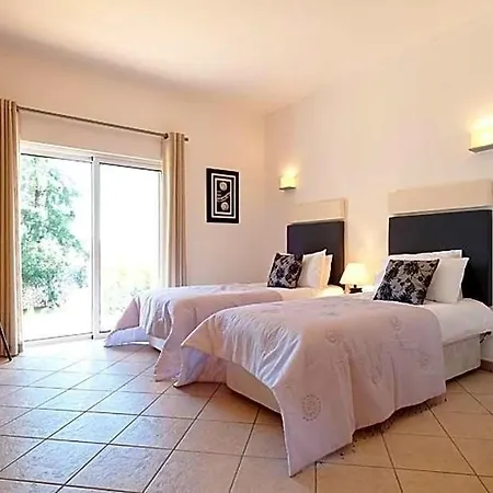Sleeps 8 Pool Air Con Wifi