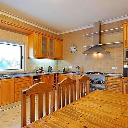Sleeps 8 Pool Air Con Wifi